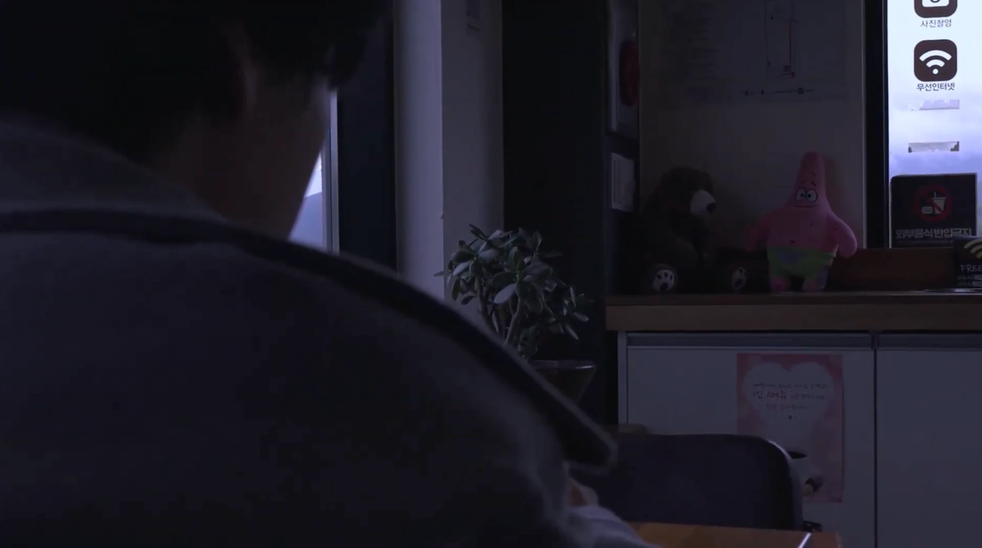 어깨 너머로 보이는 카페 풍경